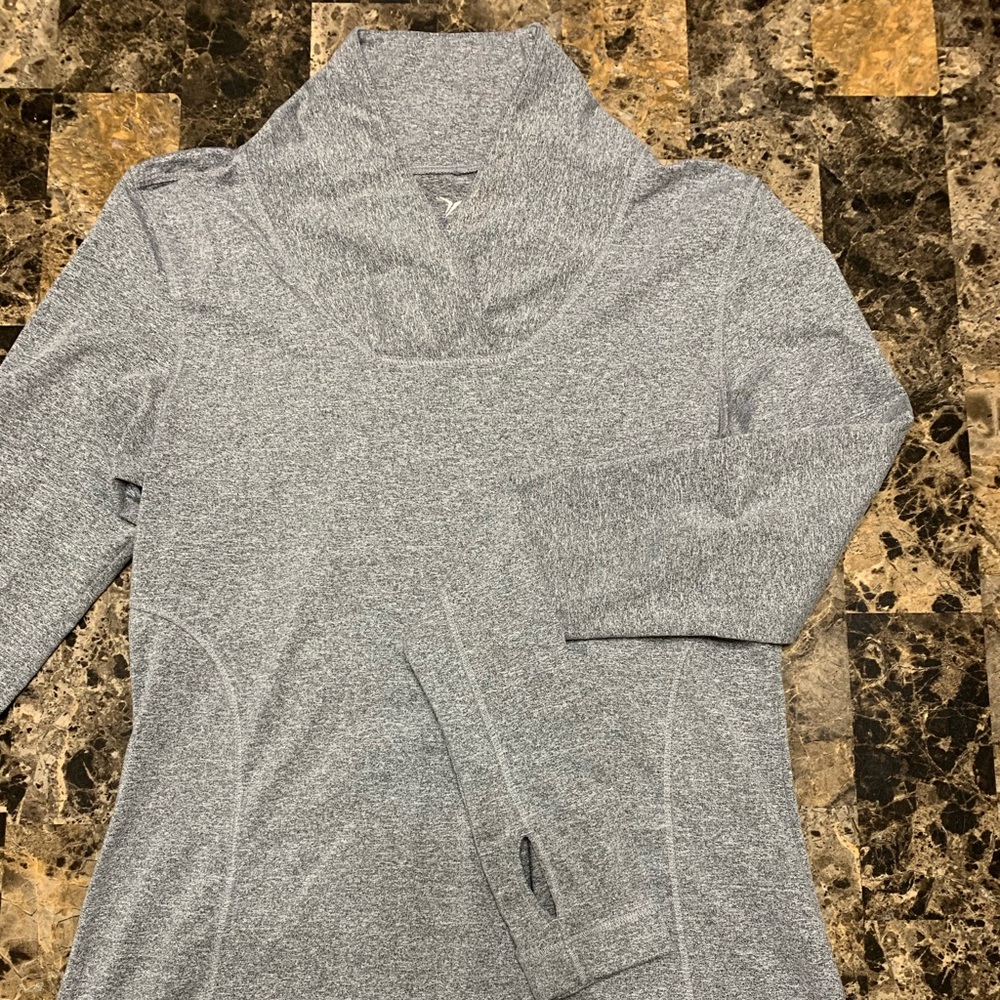 ☃️Old Navy Active shirt